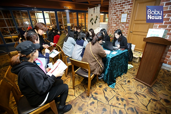 많은 육아맘들이 5일 서울 중구 신당 엄마와사르르에서 열린 제292회 맘스클래스에서 DB손해보험 부스에서 아이보험 상담을 받고 있다. 최대성 기자 ⓒ베이비뉴스