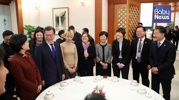 대통령 직속 저출산고령사회위원회는 26일 새 정부 들어 첫 모임을 가졌다. ⓒ청와대