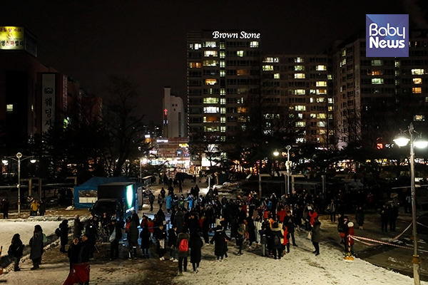 31일 밤. 서울 노원구 노원우주학교 앞 중계근린공원에서 열린 슈퍼 블루문 개기월식 공개관측 행사에 많은 시민들이 참여하고 있다. 최대성 기자 ⓒ베이비뉴스