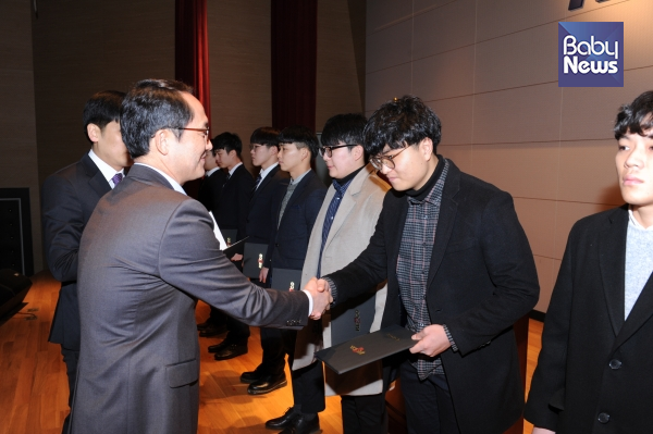 ‘케스코(KESCO) 희망공부방’ 참여 대학생들에게 장학증서 전달 행사를 가진 한국전기안전공사. ⓒ한국전기안전공사