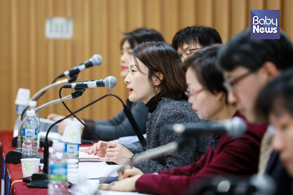 유해미 육아정책연구소 연구위원(가운데)은 ‘저출산 대응을 위한 법제도적 개선방안’을 주제로 두 번째 발제를 진행했다. 최대성 기자 ©베이비뉴스