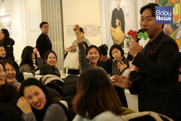 한 예비맘이 MC 요한의 진행 속에 즐겁게 선물증정 이벤트에 참여하고 있다. 김재호 기자 ⓒ베이비뉴스
