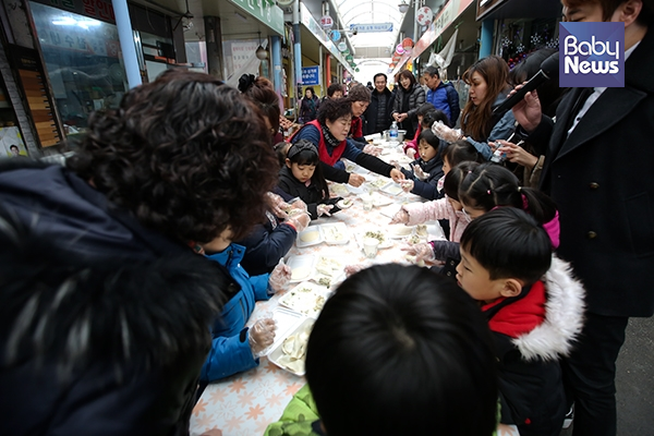 아이들이 화곡중앙골목시장에서 마련한 설맞이 만두 빚기 행사에 참여하고 있다. 김재호 기자 ⓒ베이비뉴스
