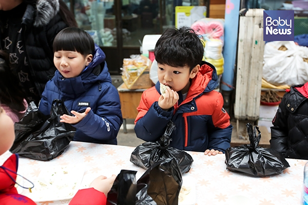 아이들이 만두를 시식하고 있다. 김재호 기자 ⓒ베이비뉴스