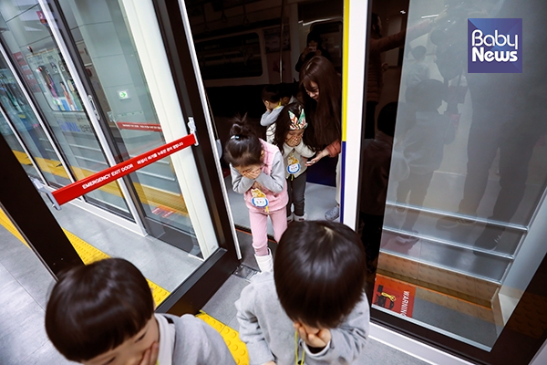 어린이집 아이들이 지하철에 화재가 나자 대피하고 있다. 최대성 기자 ⓒ베이비뉴스