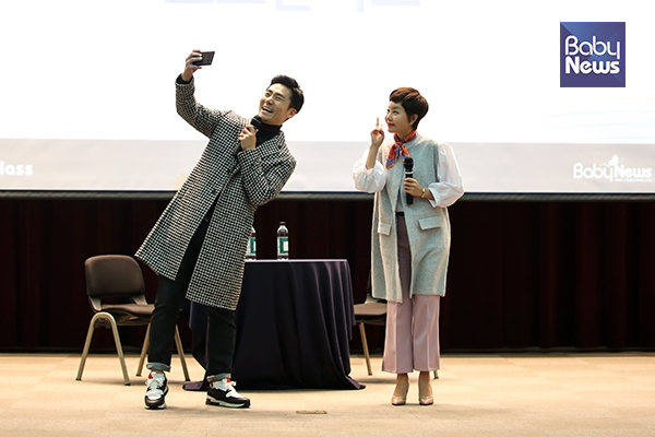 육아대디 블로그로 대중적 인기를 받고 있는 개그맨 이정수, 워킹맘 대표주자 황혜영의 토크콘서트가 열렸다. 김재호 기자 ⓒ베이비뉴스