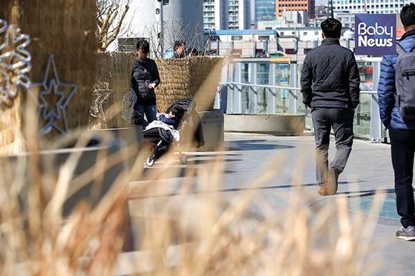 한 육아맘이 아이와 함께 서울로7017을 산책하고 있다. 김재호 기자 ⓒ베이비뉴스