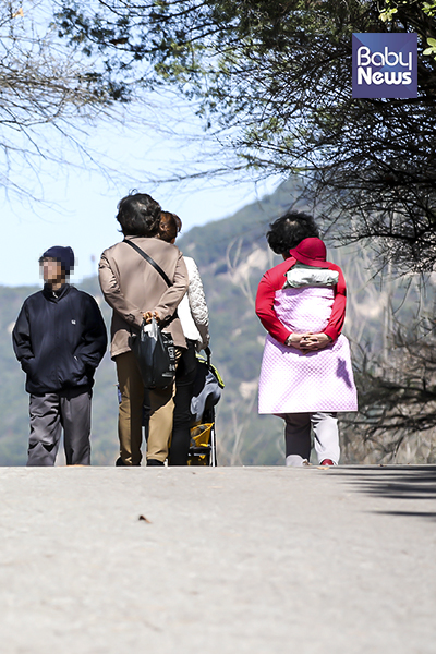 한 할머니가 아이를 업고 어린이대공원을 걷고 있다. 김재호 기자 ⓒ베이비뉴스