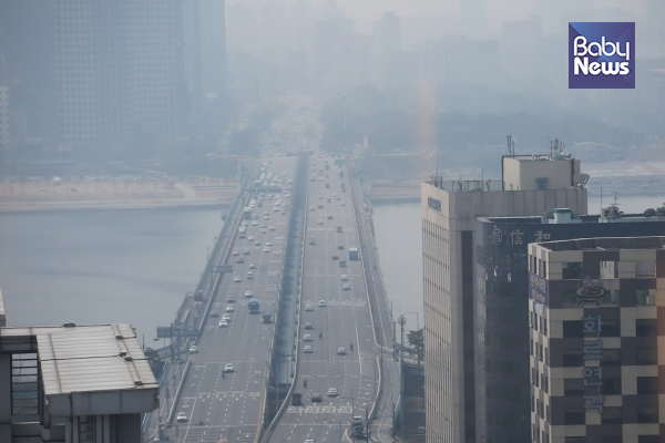 고층건물에서 내려다본 미세먼지 덮힌 서울의 모습. 김재호 기자 ⓒ베이비뉴스