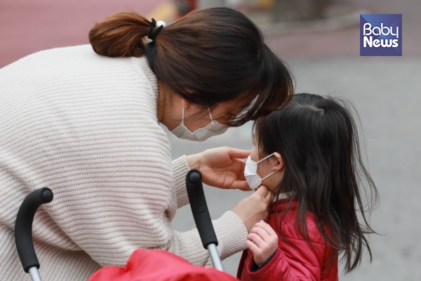 이틀 연속 미세먼지 비상저감조치가 발령된 27일 오전. 한 엄마가 아이에게 마스크를 씌우고 있다. 최대성 기자 ⓒ베이비뉴스