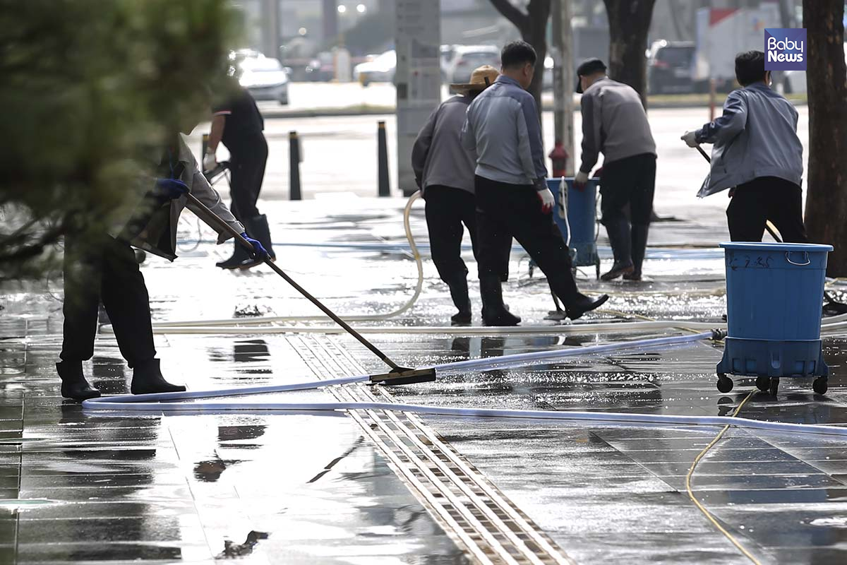 29일 오후 서울시 여의도에 위치한 한 빌딩앞에서 사람들이 물청소를 하고 있다. 김재호 기자 ⓒ베이비뉴스