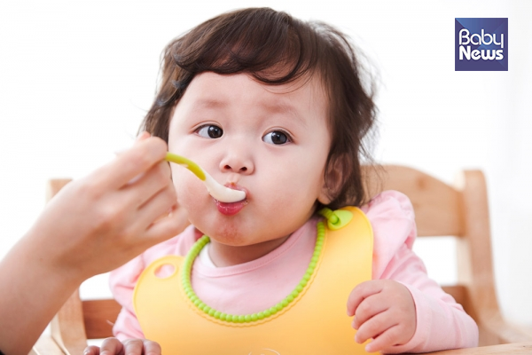 분유나 젖을 먹던 아이들이 처음 이유식을 시작하면 음식에 대한 알레르기 반응이 나타날 수도 있다. 한번 이런 증상이 나왔다고 이유식을 중단하는 것은 바람직하지 않다. ⓒ베이비뉴스