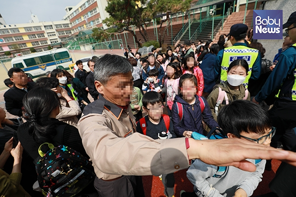 서울 서초 방배초등학교에서 한 남성이 초등학생을 인질로 잡고 흉기로 위협하던 중 경찰에 체포된 가운데 학교 앞에 시민들로 북적이고 있다. 최대성 기자 ⓒ베이비뉴스