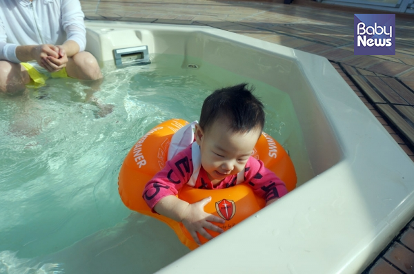 아기들도 목튜브나 스윔트레이너, 퍼들점퍼를 이용하여 수영을 즐길 수 있습니다. 단 보호자는 항상 아기를 보고 있어야 합니다. ⓒ윤나라