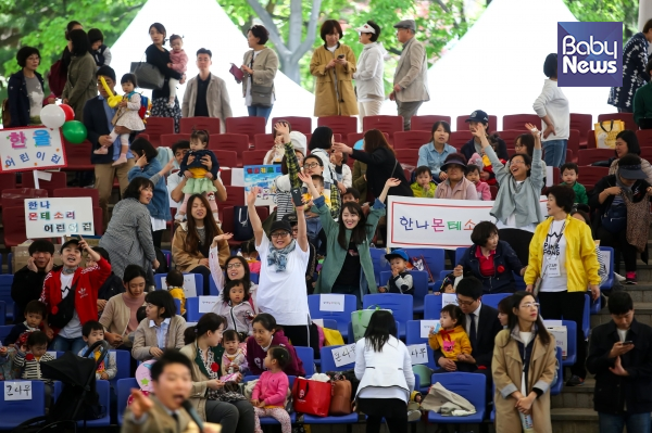 '2018 송파구 어린이 큰잔치'에 참여한 수많은 학부모의 모습. 김재호 기자 ⓒ베이비뉴스