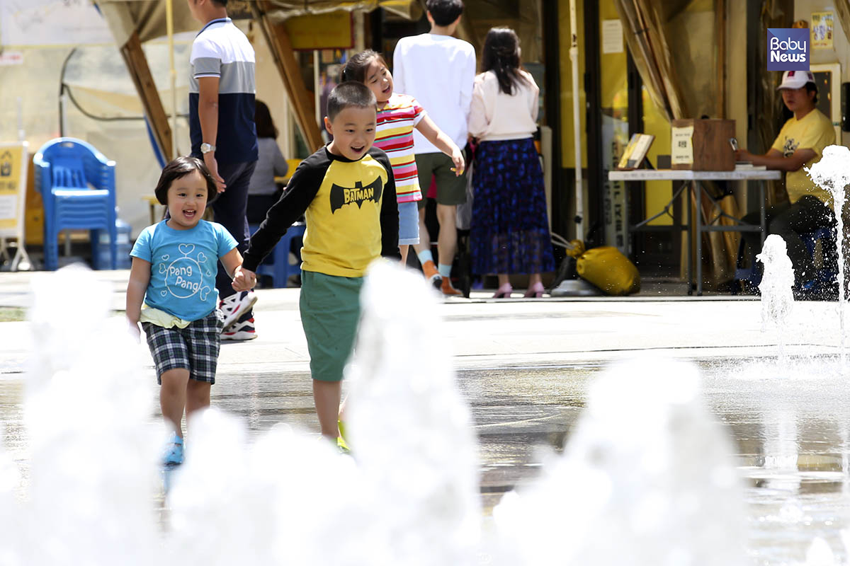 초여름 날씨를 보이는 21일 오후 한 아이들이 광화문광장 분수 앞에서 물놀이를 즐기고 있다. 김재호 기자 ⓒ베이비뉴스
