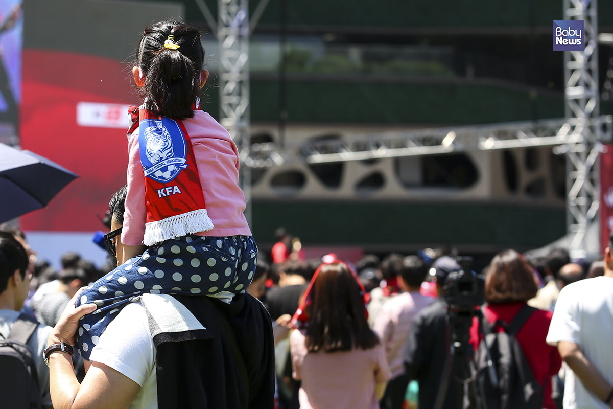 한 여자아이가 서울시청광장서 열린 월드컵 출정식에서 선수들의 모습을 보기 위해 무등을 타고 있다. 김재호 기자 ⓒ베이비뉴스