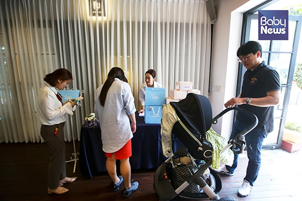 28일 청담동 '더 클래스 청담'에서 열린 “후디스 산양유아식 15주년 축하 파티”에 참석하기 위해 한 가족이 들어오고 있다. 김재호 기자 ⓒ베이비뉴스