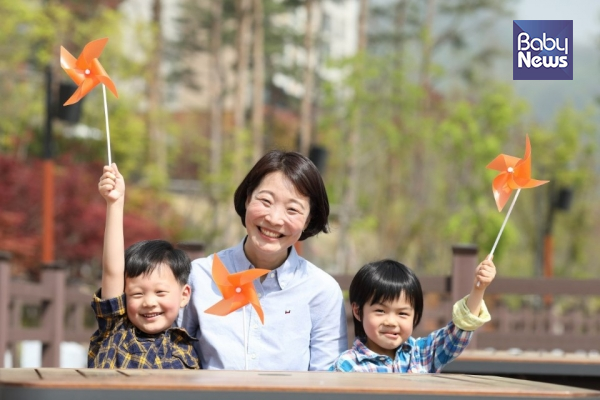 경기 성남시의원 선거 민중당 최성은 후보는 일곱 살 ‘성하’(사진 왼쪽 첫 번째)를 키우고 있는 ‘엄마후보’다. ©최성은