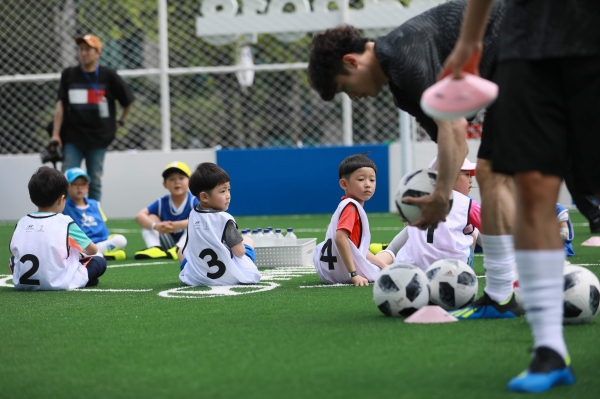 어린이 축구교실에 참여한 7세 동갑내기 친구 박지안 군과 문이한 군이 수업에 집중하고 있다. 김재호·최대성 기자 ⓒ베이비뉴스