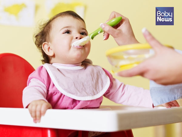 생후 4~6개월이면 대부분의 아기는 모유나 분유 이외의 음식을 받아들일 준비가 돼 있다. ©베이비뉴스
