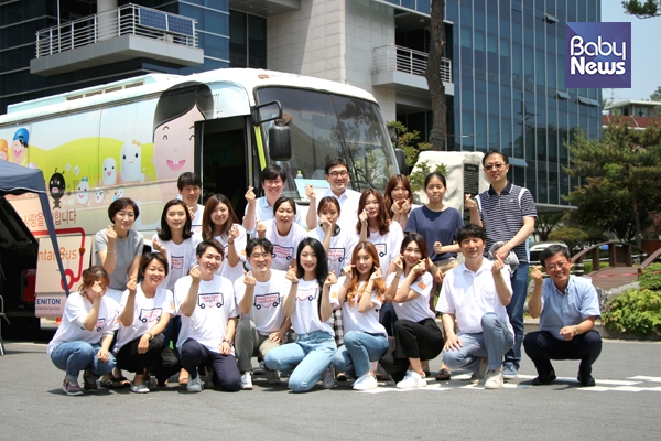 서울 은평구보건소에서 24일 진행된 ‘해피스마일치과버스’ 봉사활동에서 봉사단이 기념촬영을 했다. ⓒ㈜제니튼