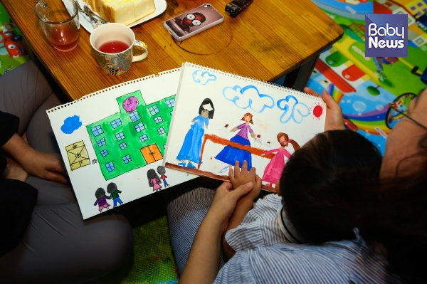 김 대표는 열 살, 일곱 살 아이들과 함께 통일에 대해 이야기하고 나서 아이들이 그린 그림을 보여줬다. ©베이비뉴스
