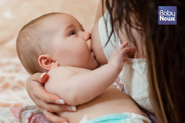 신생아 황달일 경우, 무조건 모유수유를 중단하는 것보다는 하루 동안 8~12번은 효과적으로 모유수유를 하는 것이 좋다. ⓒ베이비뉴스