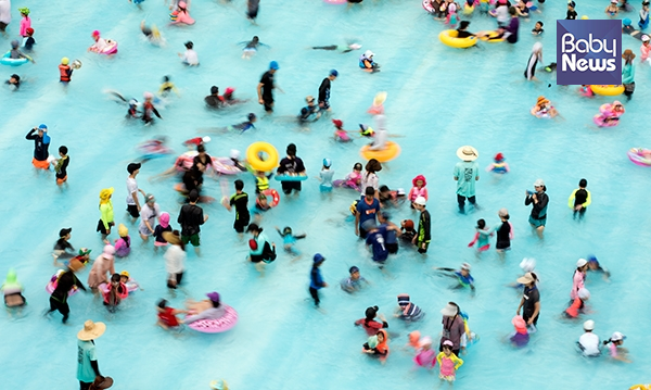숭례초등학교 운동장에 마련된 물놀이장이 이용객들로 가득하다. 최대성 기자 ⓒ베이비뉴스