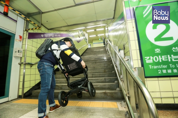 서울시는 유아차나 휠체어 등 교통약자도 안전하고 편리하게 다닐 수 있도록 하는 ‘제3차 교통약자 이동편의 증진계획’을 발표했다. 자료사진. ⓒ베이비뉴스