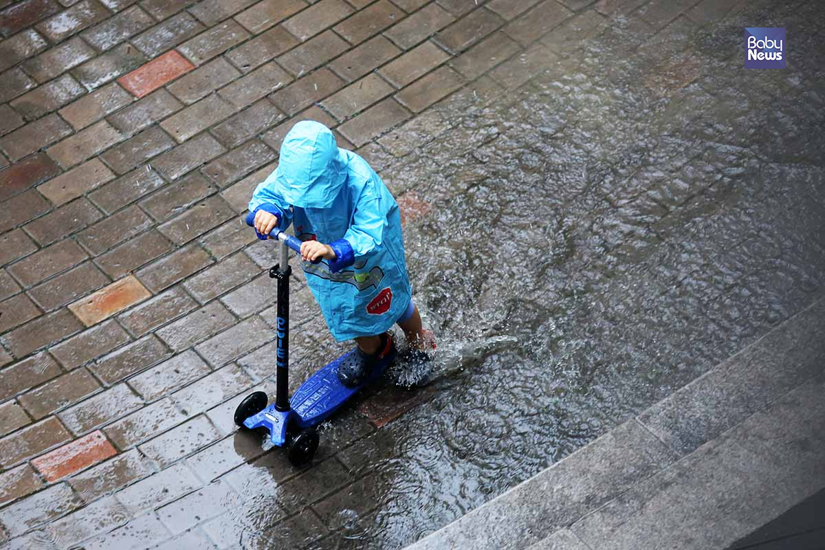 전국적으로 거센 비가 내리고 있는 28일 오후 한 아이가 우비를 입고 즐겁게 킥보드를 타고 있다. 김재호 기자 ⓒ베이비뉴스