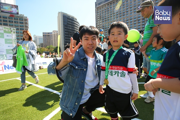 개그맨 양세찬이 한 아이에게 메달을 걸어주고 기념촬영을 하고 있다. 김재호 기자 ⓒ베이비뉴스