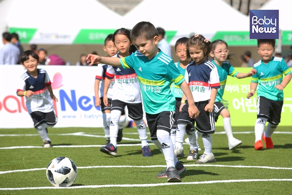 다문화가정 아이들이 축구교실에서 즐겁게 공을 차고 있다. 김재호 기자 ⓒ베이비뉴스