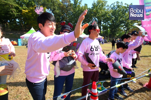 다둥이 아빠 박지헌이 마라톤에 출전한 아이들을 응원하고 있다. 김재호·최대성 기자 ⓒ베이비뉴스