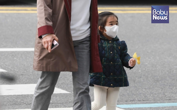 보건용 마스크의 입자차단 성능은 성인을 기준으로 했기 때문에 아이들이 착용했을 땐 호흡기 건강에 영향을 받을 수 있다. 최대성 기자 ⓒ베이비뉴스