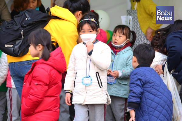 보호자는 보건용 마스크를 착용한 아이들의 상태를 수시로 확인해야한다. 김재호 기자 ⓒ베이비뉴스