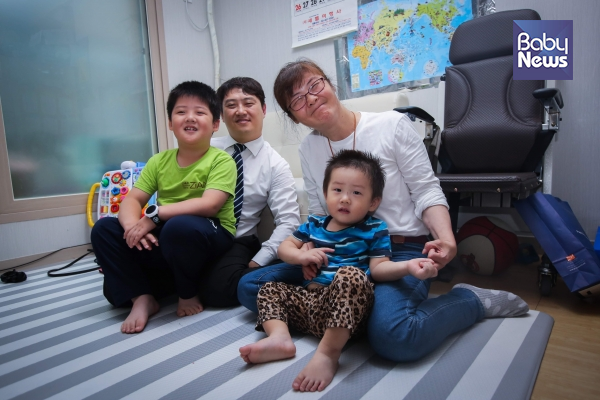 베이비뉴스가 특별기획 ‘바퀴 달린 엄마’에서 보도한 뇌병변장애인 김기애 씨(오른쪽) 가족. 김재호 기자 ©베이비뉴스