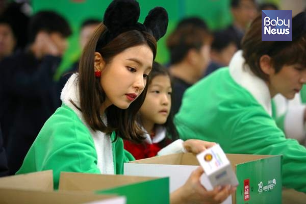 배우 신세경이 진지한 표정으로 선물포장 행사에 참여하고 있다. 김재호 기자 ⓒ베이비뉴스