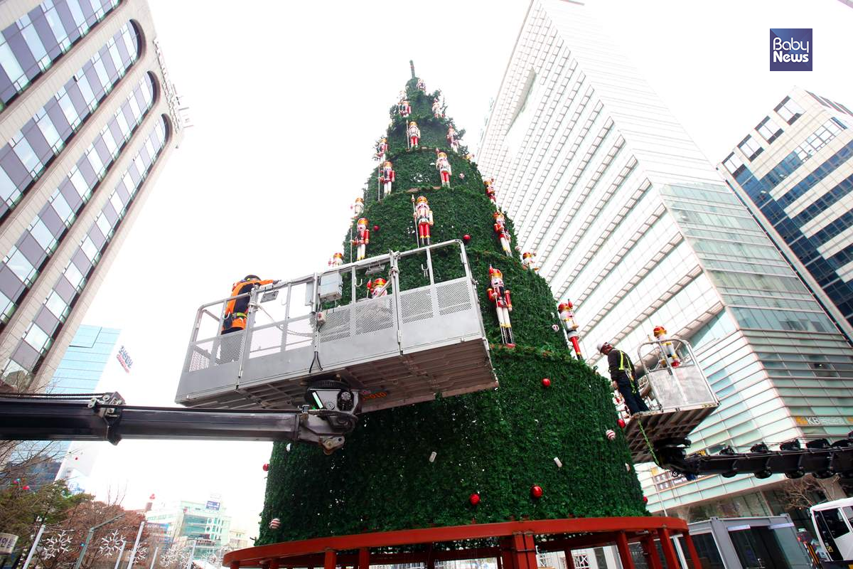 2018 서울크리스마스 페스티벌을 위해 청계광장 앞에 대형 크리스마스트리가 설치되고 있다. 김재호 기자 ⓒ베이비뉴스