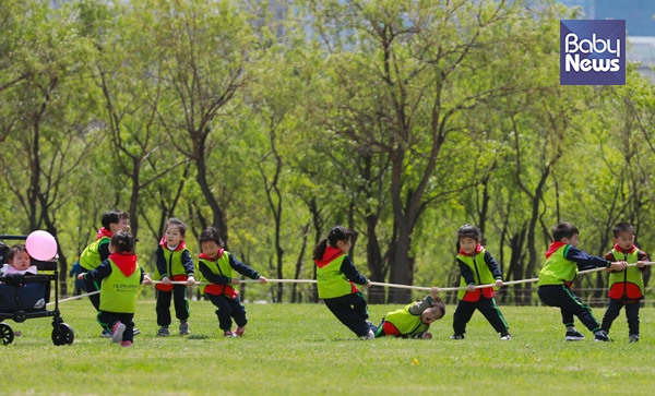"어린이날을 당겨라!" - 서울 강북구 북서울꿈의숲을 찾은 구립오렌지어린이집 아이들이 줄다리기를 하며 즐거워하고 있다. 최대성 기자 ⓒ베이비뉴스