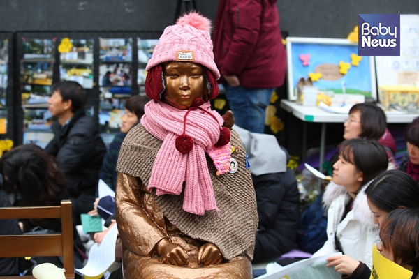 겨울 맞이하는 소녀상, 계절이 바뀌어도 사과는 없다 - 21일 서울 종로구 옛 일본대사관 앞에서 열린 제1362차 일본군 성노예제 문제 해결을 위한 정기 수요시위에서 평화의 소녀상이 털모자와 목도리 등 방한용품을 착용하고 있다. 김재호 기자 ⓒ베이비뉴스