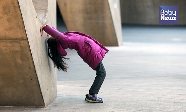 한 소녀가 3일 오후 서울 중구 동대문디자인플라자 광장에서 뛰어놀고 있다. 최대성 기자 ⓒ베이비뉴스