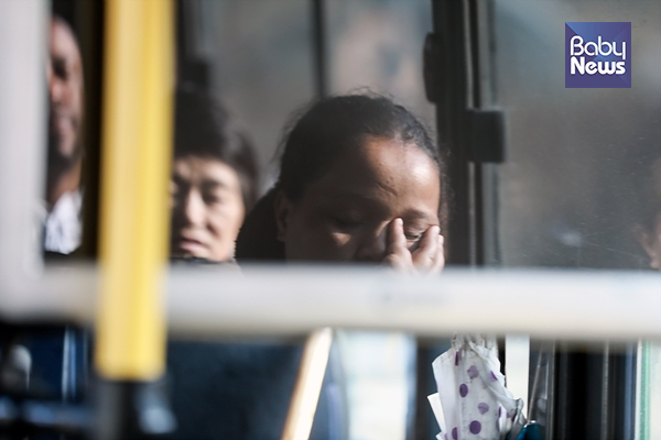 덜컹거리는 버스에서 잠을 청해보는 살람. 최대성 기자 ⓒ베이비뉴스