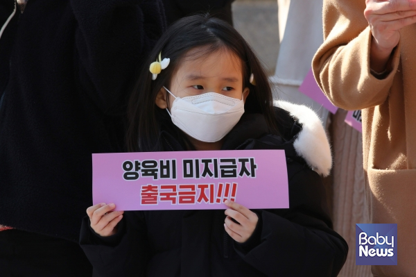 양육비해결모임은 14일 오후 헌법재판소 앞에서 '양육비 피해아동 및 부모 250명 청구인단 헌법소원' 기자회견을 열었다. 김재호 기자 ⓒ베이비뉴스