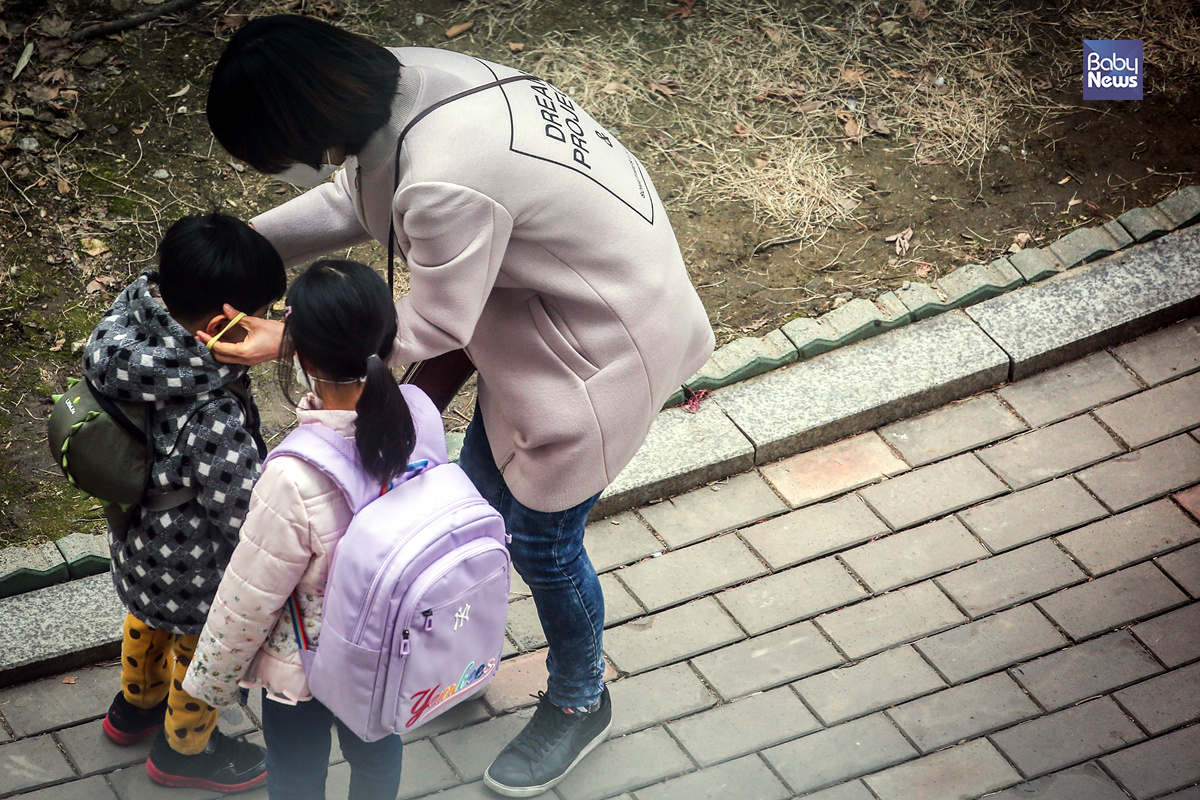 닷새 연속 미세먼지 비상저감조치가 발령된 5일 아이와 같이 걸어가던 아이들의 엄마가 마스크를 다시 씌어주고 있다. 김재호 기자 ⓒ베이비뉴스