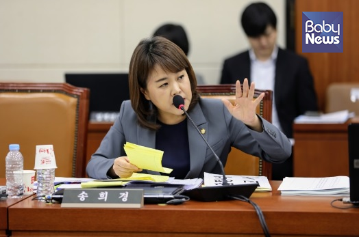 국회 여성가족위원회 소속 자유한국당 송희경 의원(비례대표)은 가족실태조사 주기를 5년에서 3년으로 단축하는 ‘건강가정기본법 일부개정법률안’을 대표발의했다고 8일 밝혔다. ⓒ송희경 의원실