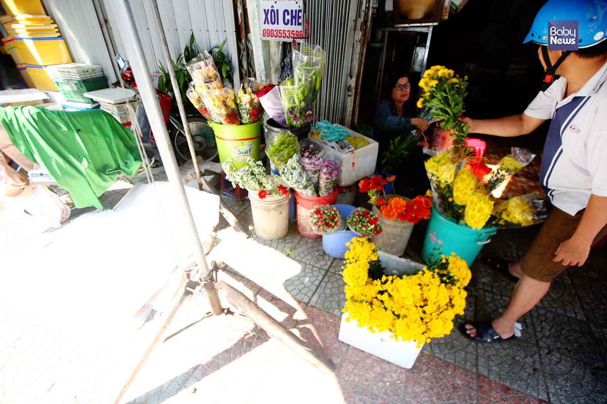 지난8일 한 베트남 남성이 꽃가게에서 꽃을 구입하고 있다. 김재호 기자 ⓒ베이비뉴스