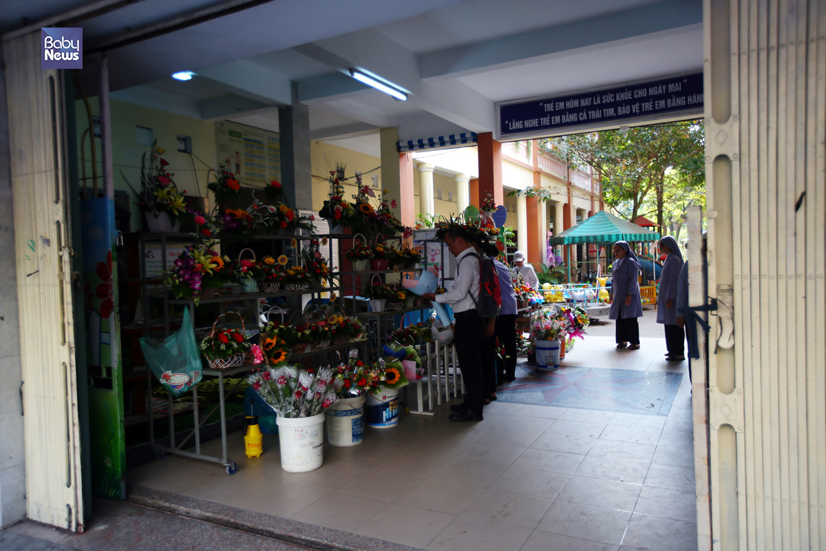 세계 여성의 날을 하루 앞둔 지난 7일 한 베트남 남성이 꽃을 구경하고 있다. 김재호 기자 ⓒ베이비뉴스