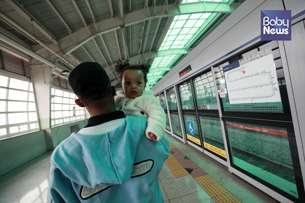 난민 아빠 무나침소가 사랑하는 둘째 제니퍼를 안고 지하철 플랫폼을 걷고 있다. 최대성 기자 ⓒ베이비뉴스