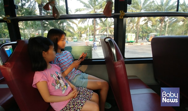 베트남 버스를 탄 아이들. 베트남 사람들은 오토바이를 많이 타고 다니는지라 버스는 승객이 별로 없는 거 같다. ⓒ최은경